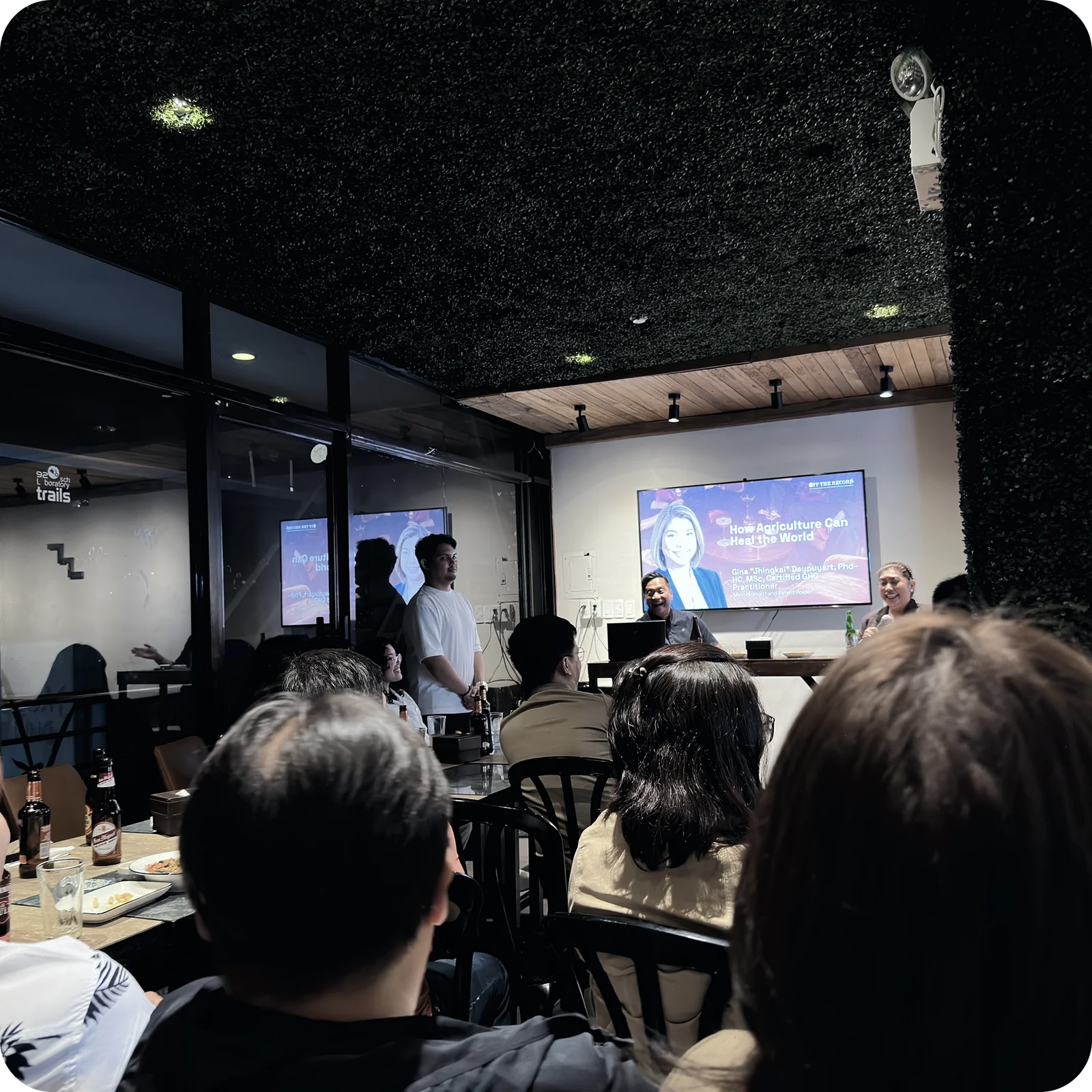 Off the Record — the crowd during the bar-talk session